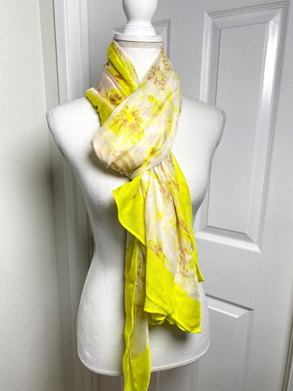 NWT Stella Dot Palm Springs Lightweight Gauzy Scarf Citrine Floral Springtime